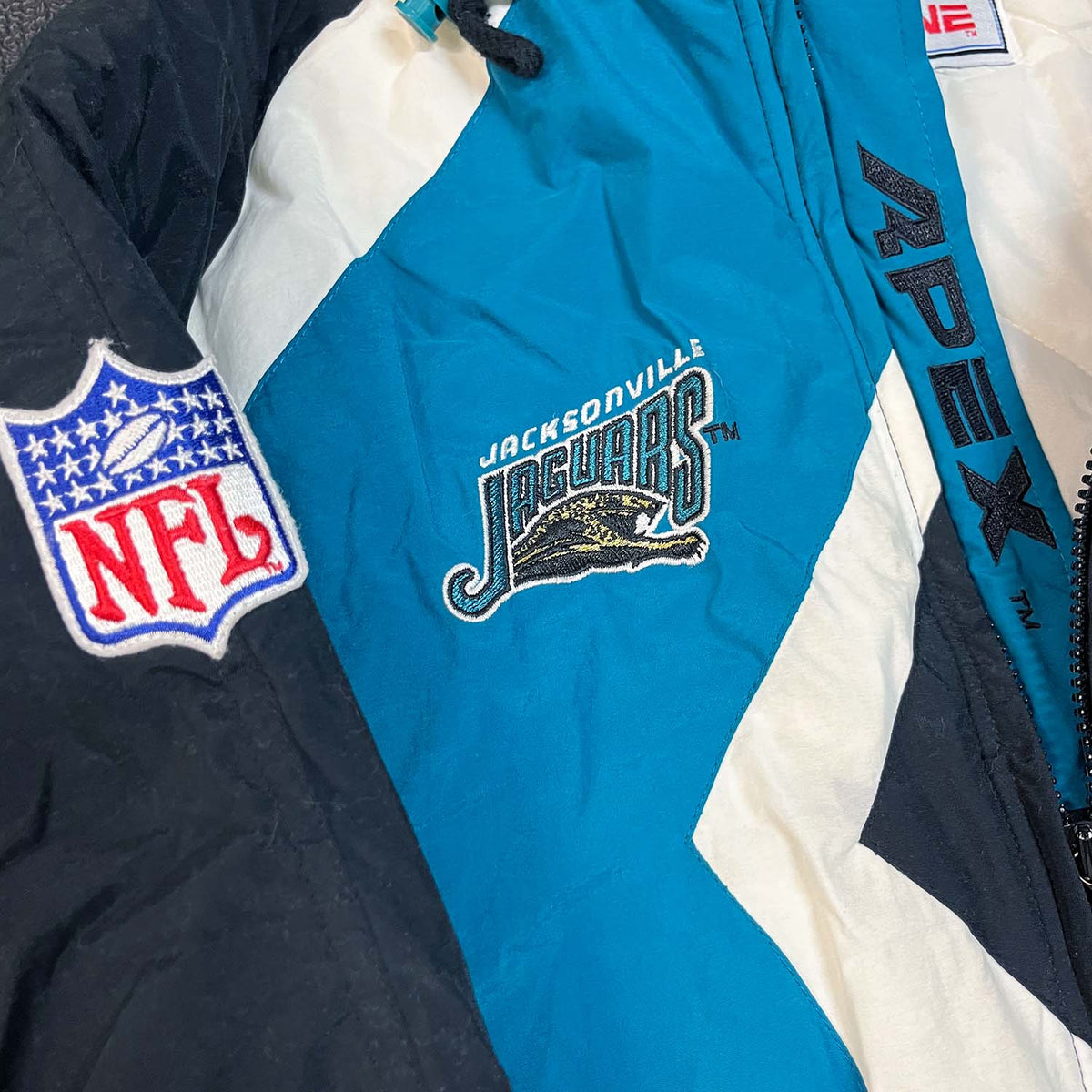 Jacksonville Jaguars APEX banned logo puffer jacket size LARGE