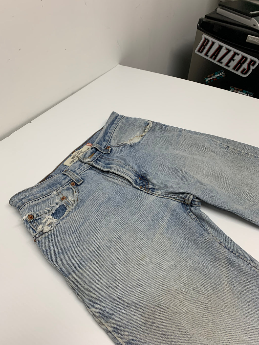 Light Wash Distressed Levi’s 30