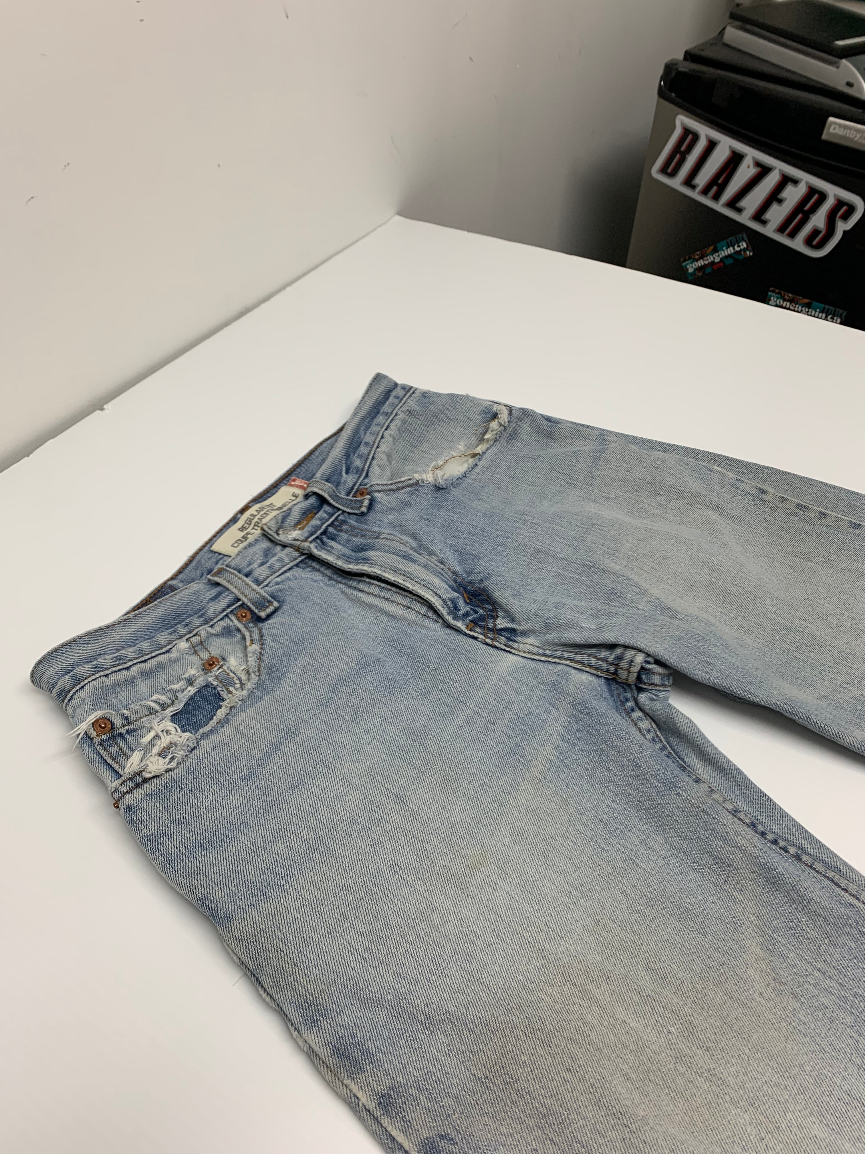 Light Wash Distressed Levi’s 30