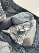 Load image into Gallery viewer, Levi&#39;s 581 Medium Wash Denim 36
