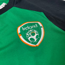 Load image into Gallery viewer, Umbro Ireland Away Training Kit M
