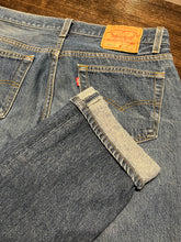 Load image into Gallery viewer, 80s Levi&#39;s 501xx Dark Wash Denim 34
