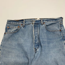 Load image into Gallery viewer, 501 Light Wash Levi’s 33
