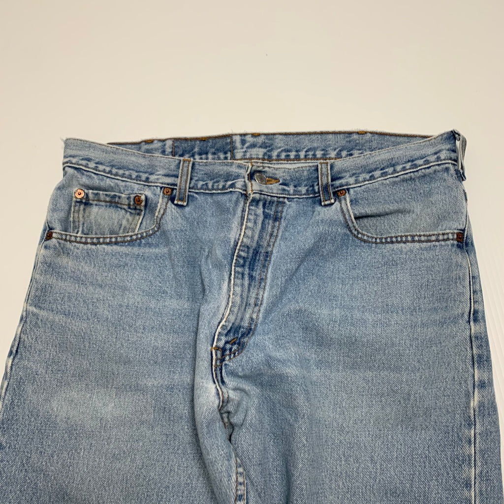 Vintage Levi’s 550 Light Wash Denim 36