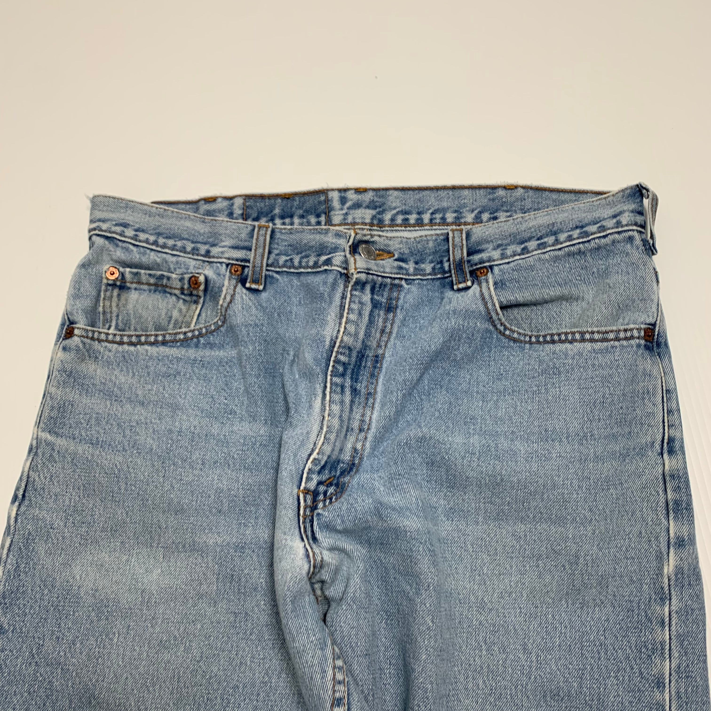 Vintage Levi’s 550 Light Wash Denim 36