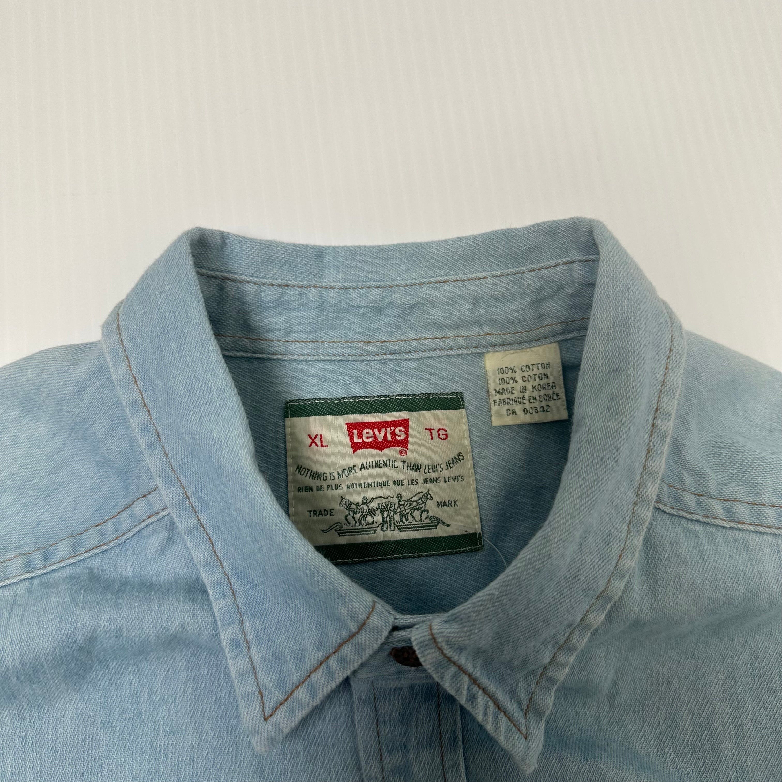 Vintage Levi's Light Wash Denim Button Up Shirt XL