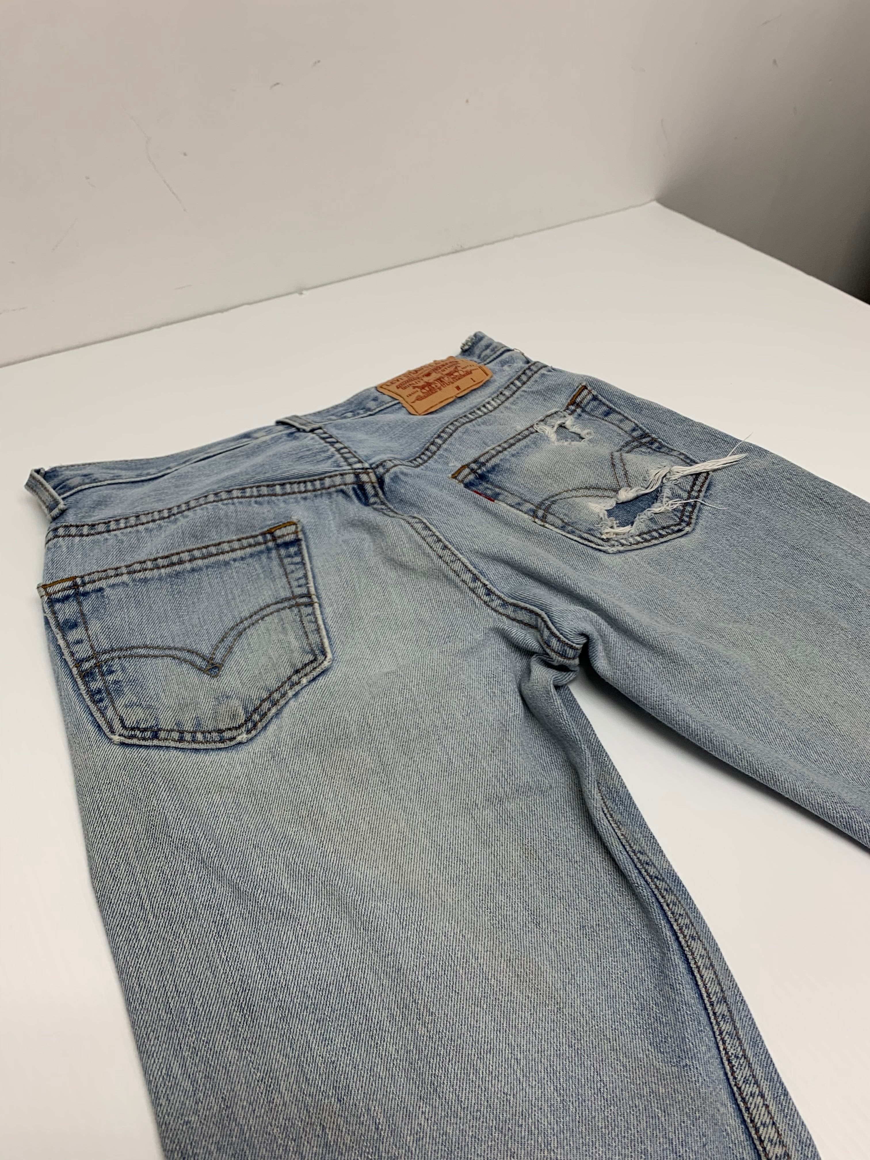 Light Wash Distressed Levi’s 30