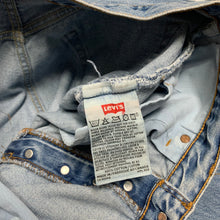 Load image into Gallery viewer, 501 Light Wash Levi’s 33

