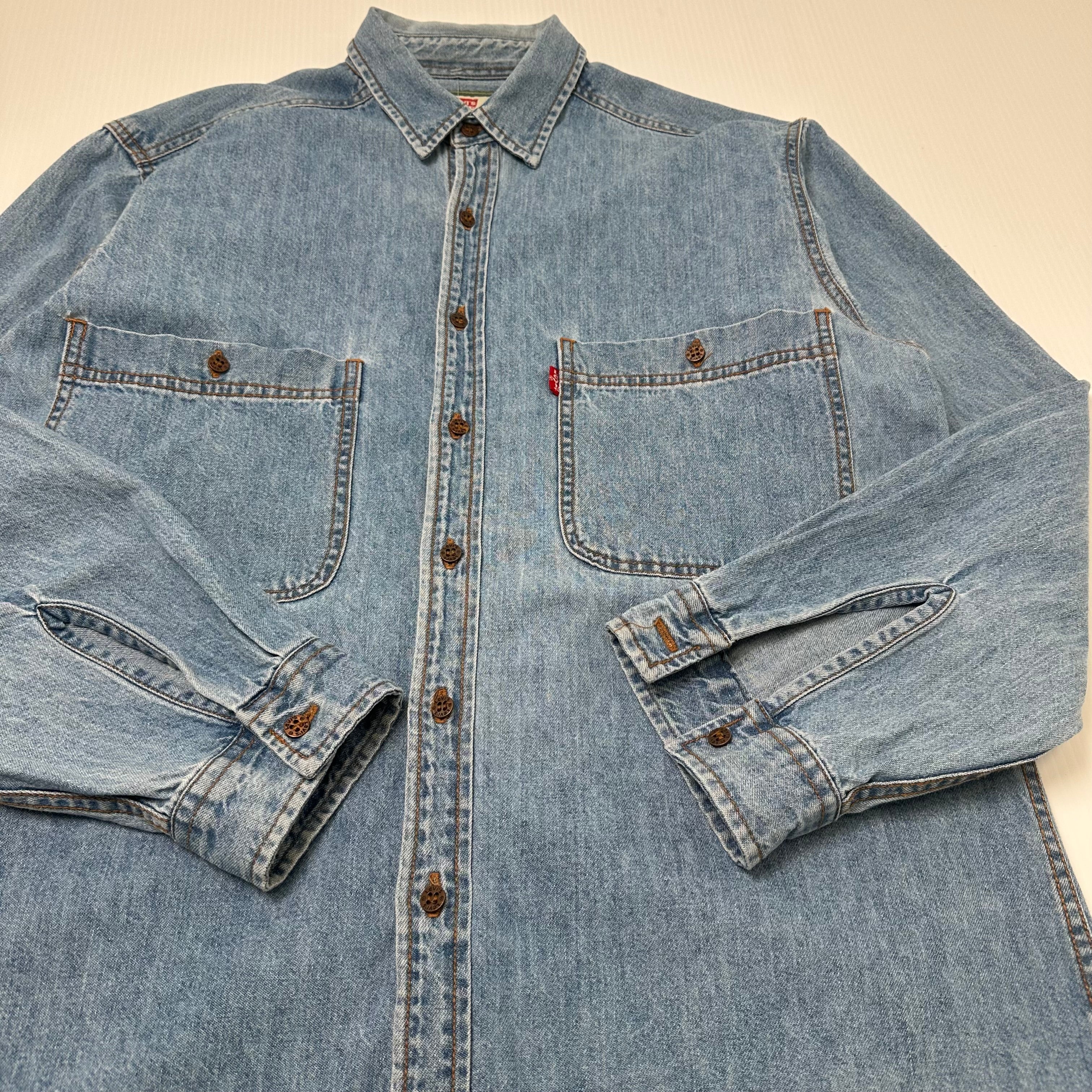 Vintage Levi's Medium Wash Denim Button Up Shirt M