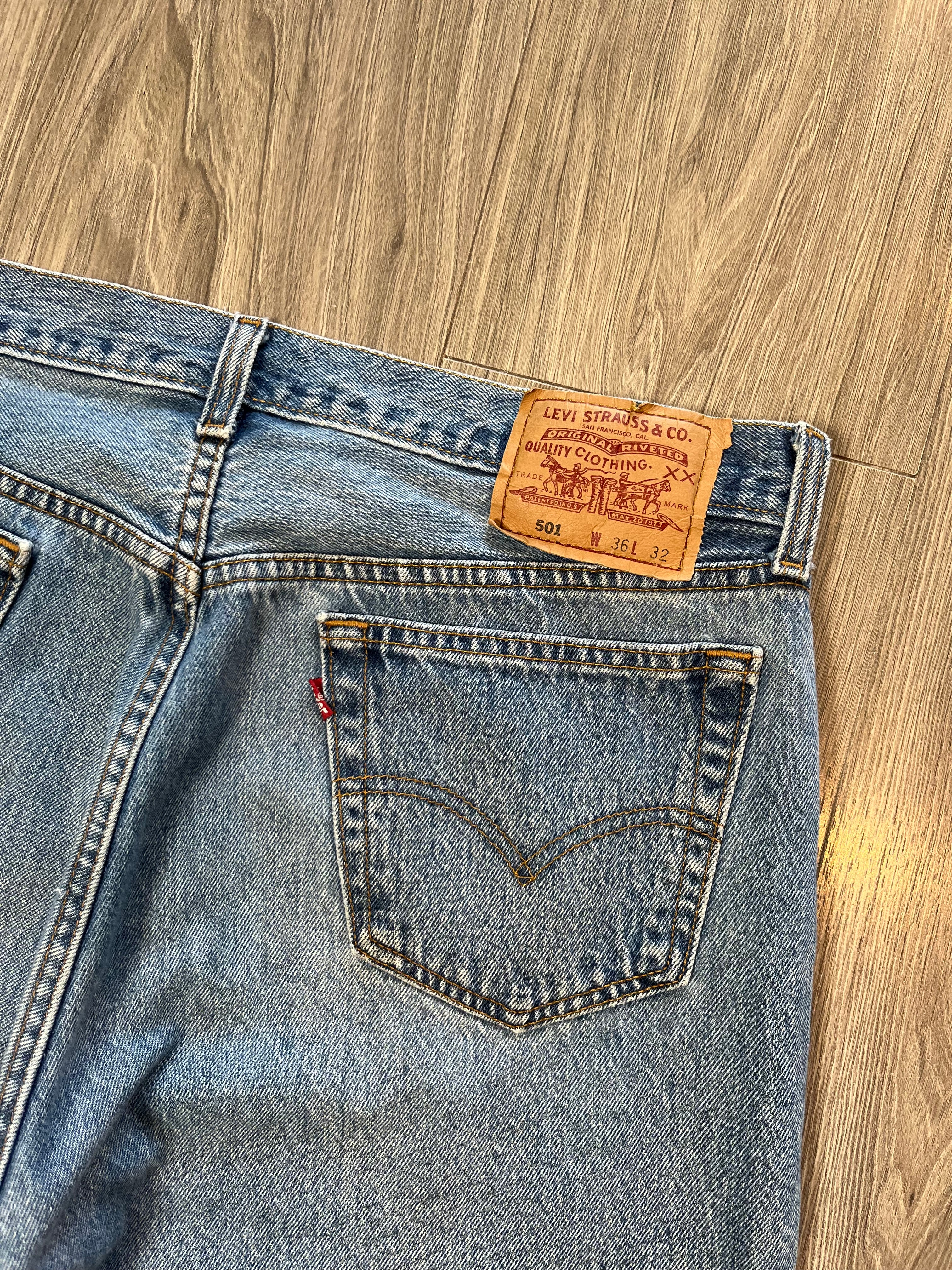 Vintage Levi's 501 Medium Wash Denim 34
