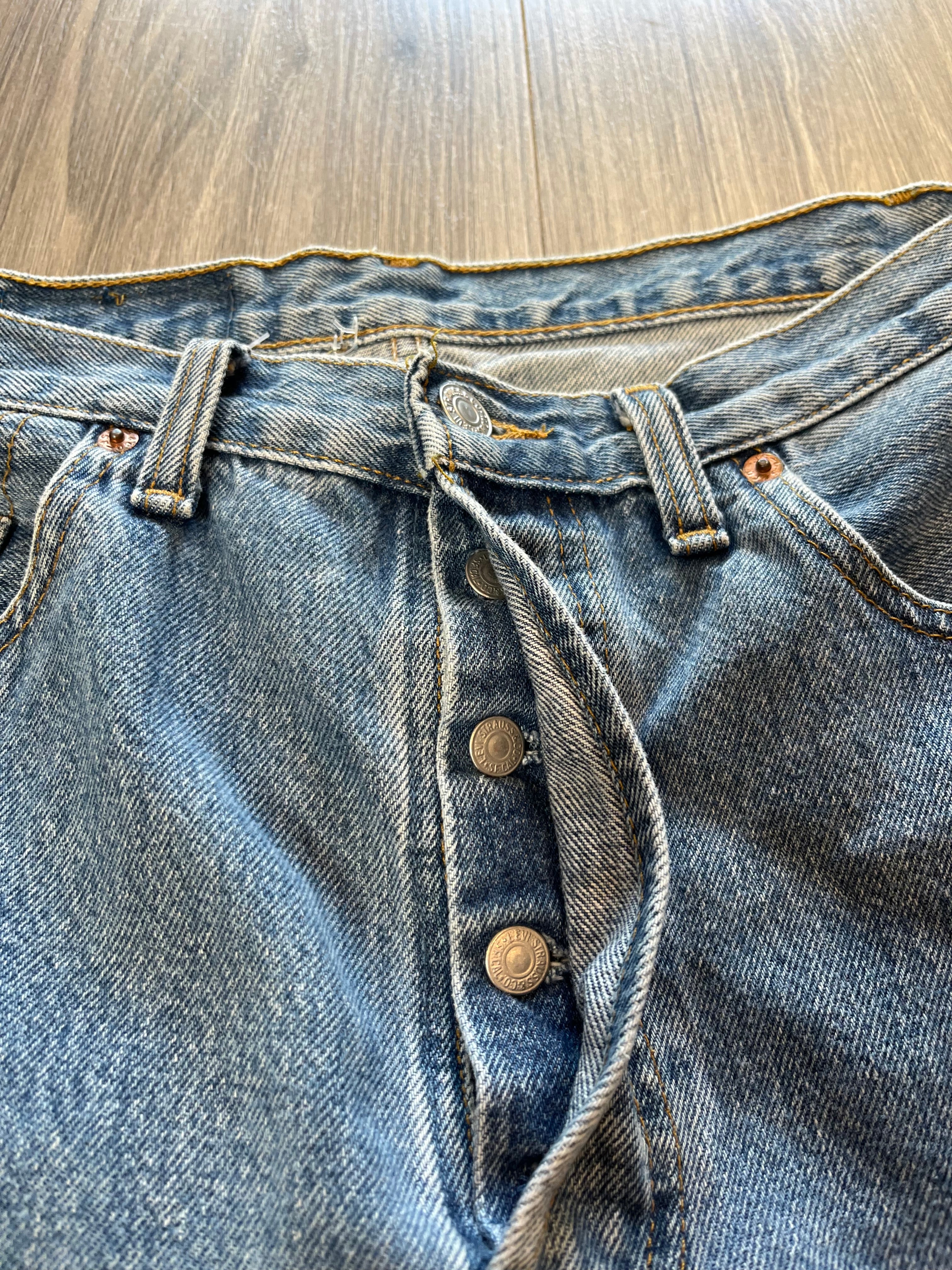 Vintage Levi's 501 Medium Wash Denim 32
