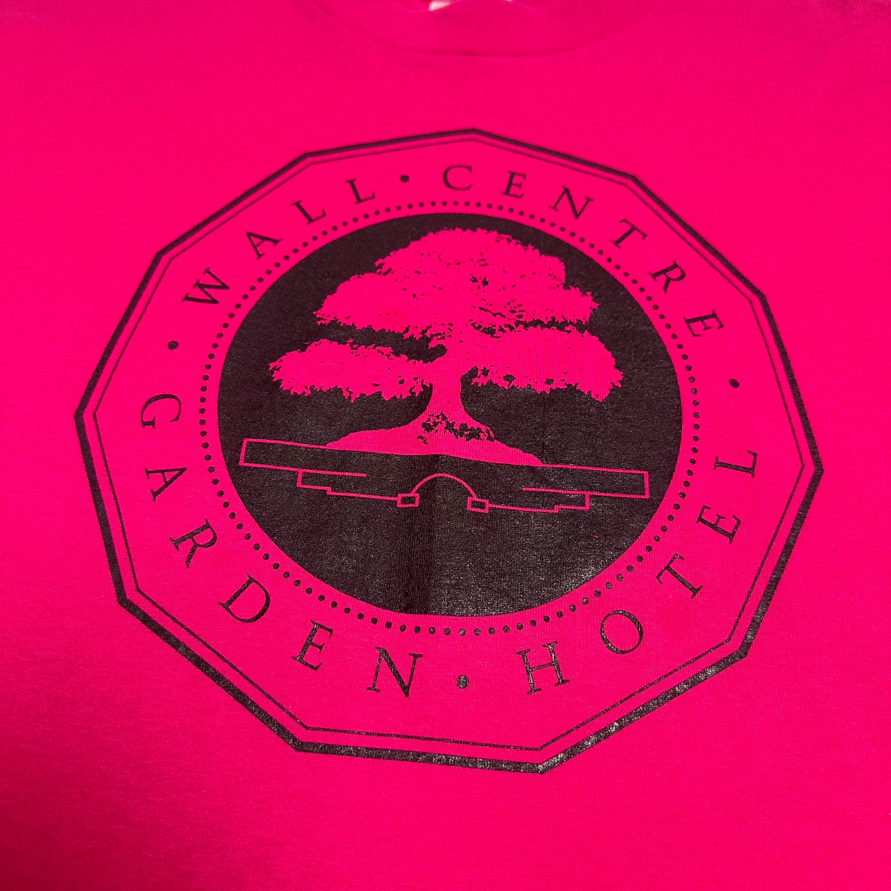 90s Wall Centre Garden Hotel Tee L