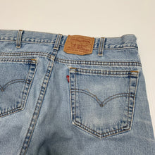 Load image into Gallery viewer, Vintage Levi’s 550 Light Wash Denim 36
