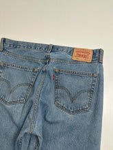 Load image into Gallery viewer, Levi&#39;s 581 Medium Wash Denim 36
