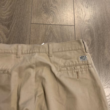 Load image into Gallery viewer, Levi’s Khaki Pants 34
