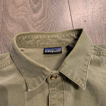 Load image into Gallery viewer, Green Patagonia Overshirt L
