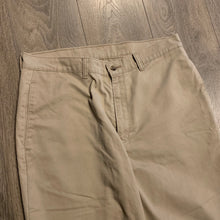 Load image into Gallery viewer, Levi’s Khaki Pants 34
