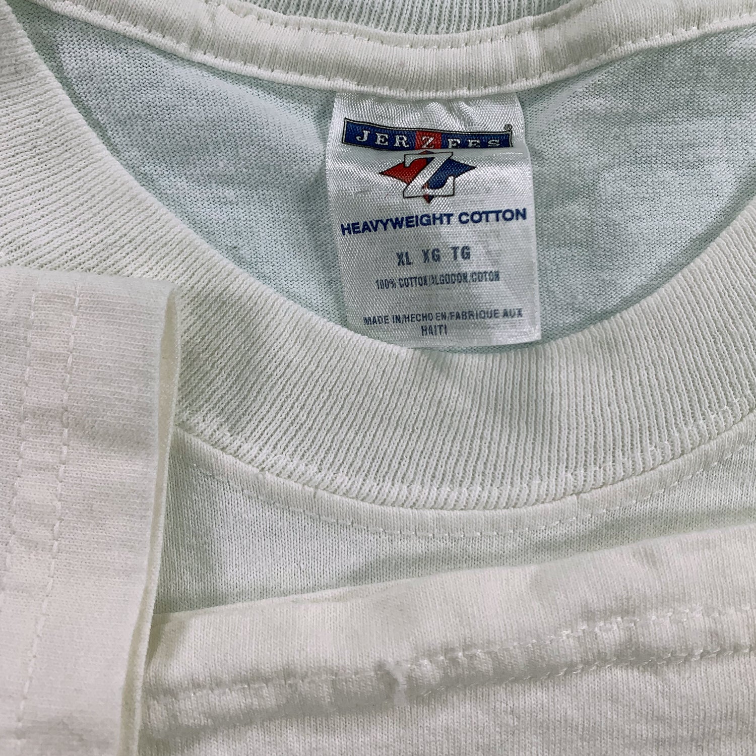 2005 Family Guy "We're Back" tee L