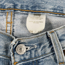 Load image into Gallery viewer, Vintage Levi&#39;s 501 light wash jeans 34x32
